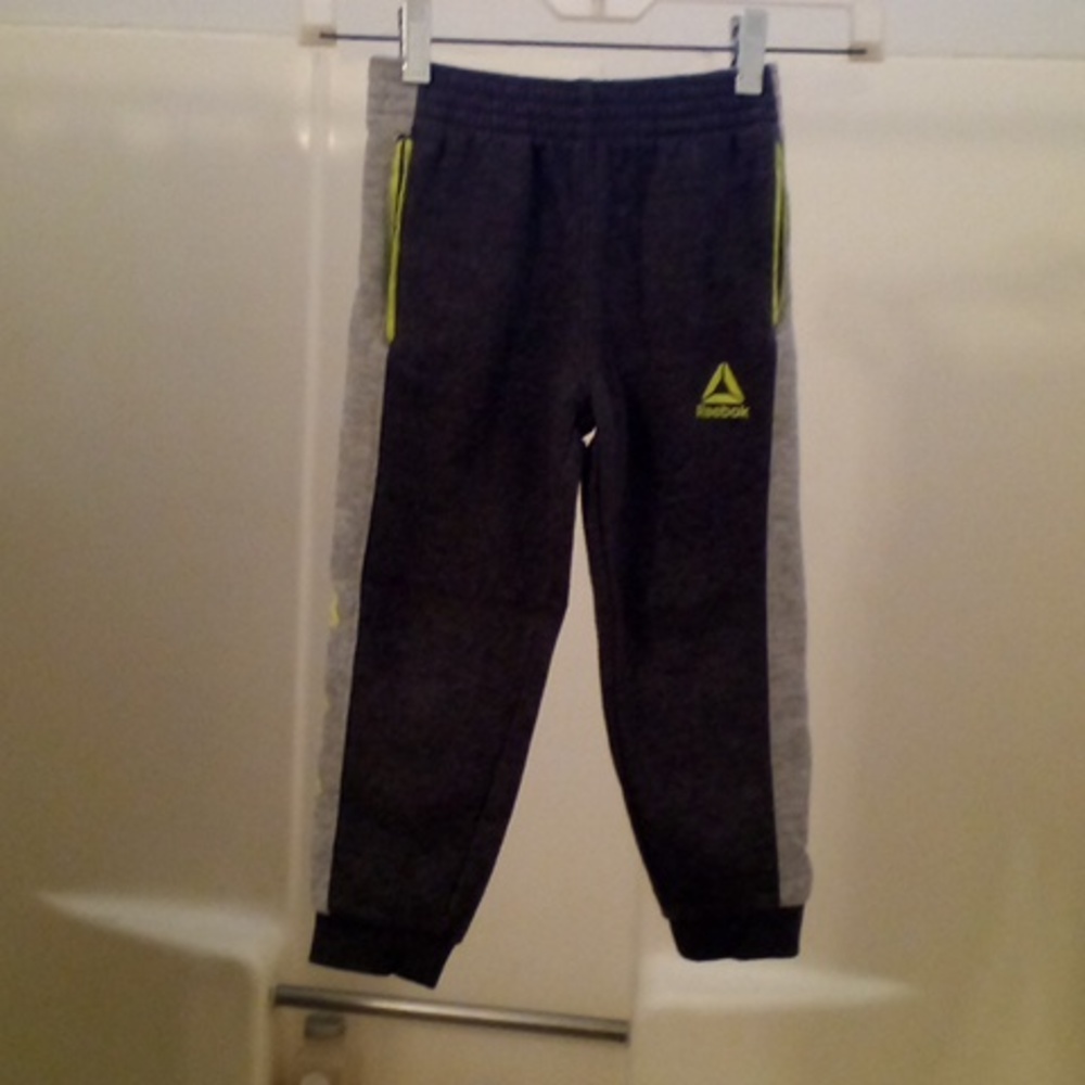 Pants and top Reebok, Grey and black and lime green lettering